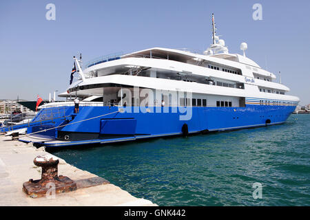 Verschiedenen Luxus-Yachten auf ihre Liegeplätze im Hafen in der Altstadt Ibiza (Eivissa). Hier zu sehen ist die "Königin"MIRI. Stockfoto