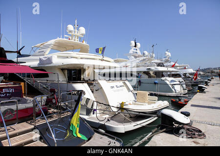 Verschiedenen Luxus-Yachten auf ihre Liegeplätze im Hafen in der Altstadt Ibiza (Eivissa). Die meisten für ihre neuesten Charta erarbeitet. Stockfoto