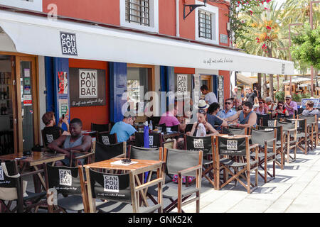 Ibiza (Eivissa) in der Nähe des Hafens liegt in der Altstadt, Canpou Bar, einer typisch spanischen Bar für Getränke und leichte Erfrischungen. Stockfoto