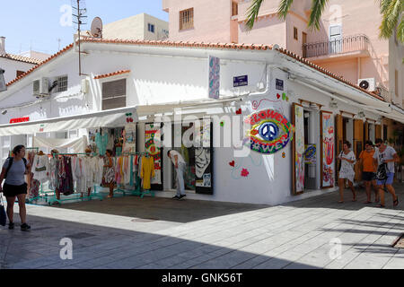 Spanische Architektur inmitten der alten Stadt Ibiza (Eivissa). An einem herrlichen Tag in der Hochsaison Juli hier zu sehen. Stockfoto