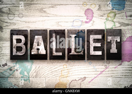Das Wort "Ballett" geschrieben in Vintage, schmutzige Metall Buchdruck Typ auf einem weiß getünchten hölzernen Hintergrund mit Tinte und Farbe Flecken. Stockfoto