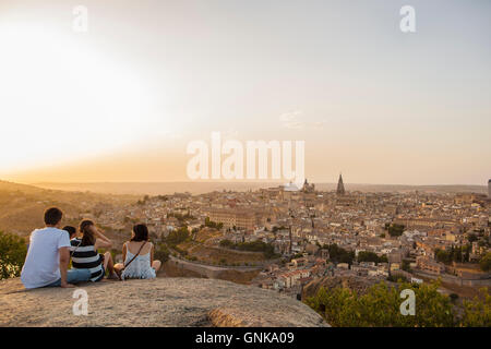 Toledo, Spanien – 27. Juli 2016: Junge Leute sitzen auf dem Stein genießen ruhigen magischen Moment des Sonnenuntergangs über Toledo Stadt, Spai Stockfoto