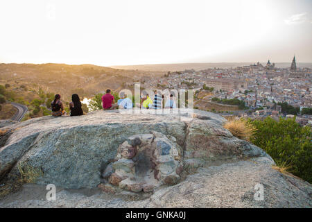 Toledo, Spanien – 27. Juli 2016: Junge Leute sitzen auf dem Stein genießen ruhigen magischen Moment des Sonnenuntergangs über Toledo Stadt, Spai Stockfoto