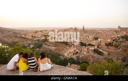 Toledo, Spanien – 27. Juli 2016: Junge Leute sitzen auf dem Stein genießen magischen Moment des Sonnenuntergangs über der Stadt Toledo, Spanien Stockfoto