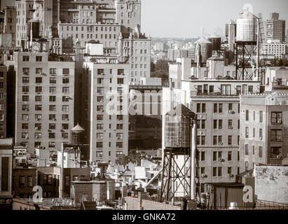 Hölzerne Wassertanks auf den Dächern in Manhattan. Stockfoto