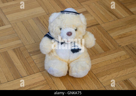 Weiße Matrose Teddybär auf Parkett Stockfoto