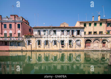 Malerische Gebäude an den Seiten eines Kanals in Chioggia, Lagune von Venedig. Stockfoto