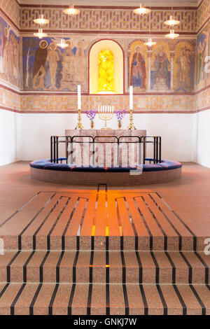 Altar in Jelling Kirke (Gudstjeneste) berühmte moderne Architektur Kirche Wiege des Christentums in Dänemark Stockfoto