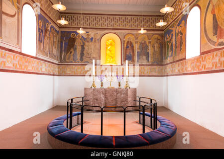 Altar in Jelling Kirke (Gudstjeneste) berühmte moderne Architektur Kirche Wiege des Christentums in Dänemark Stockfoto