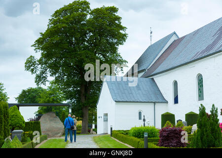 Besucher in Jelling Kirche und UNESCO Jelling Steinen Runensteine, Wiege des Christentums in Dänemark Stockfoto