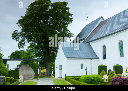 Jelling Kirke-Kirche (Gudstjeneste) und Jelling Steinen Runensteine, Wiege des Christentums in Dänemark Stockfoto