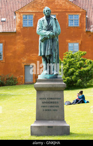 H.C. Andersen - Hans Christian Andersen - 19. Jahrhundert berühmte Schriftsteller Bronze Statue in Odense, Insel Fünen, Dänemark Stockfoto