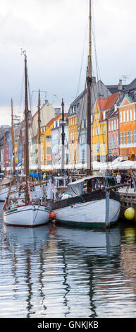 Segelboote am berühmten Nyhavn, 17. Jahrhundert Kanal und Unterhaltung Hafenviertel in Kopenhagen, Dänemark Stockfoto