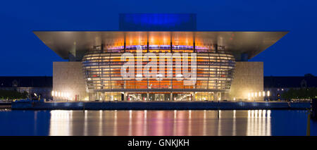 Ultra-Modern beleuchtet Waterside Opernhaus vom Architekten Henning Larsen in Kopenhagen, Dänemark Stockfoto