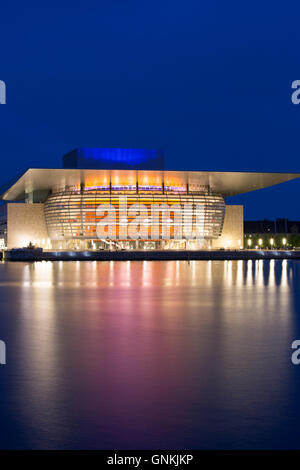 Ultra moderne beleuchtete waterside Opernhaus von Architekt Henning Larsen in Kopenhagen, Dänemark. Stockfoto