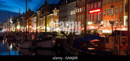 Nachtleben in der berühmten Nyhavn, alte Kanalhafen in Kopenhagen auf Seeland, Dänemark Stockfoto