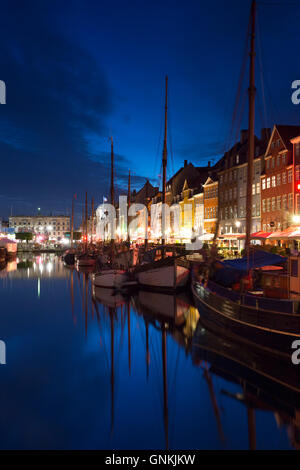 Nachtleben in der berühmten Nyhavn, alte Kanalhafen in Kopenhagen auf Seeland, Dänemark Stockfoto