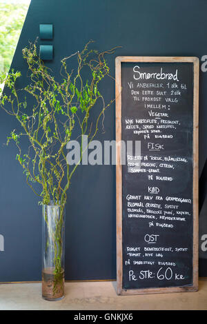 Cafe Tafel Mittagessen und Snacks Menüpreise in Kronen für Smorrebrod - Sammelsurium - Ordrupgaard Art Design Museum, Dänemark Stockfoto