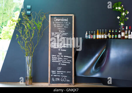 Tafel-Café Mittagessen und Snacks Menü Smorrebrod - Buffet und Getränke auf Bar at Ordrupgaard Art Design Museum, Dänemark Stockfoto