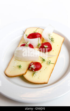 Mittags Snacks Smorrebrod - Sammelsurium geräucherter Käse Spezialität Essen in Dänemark Stockfoto