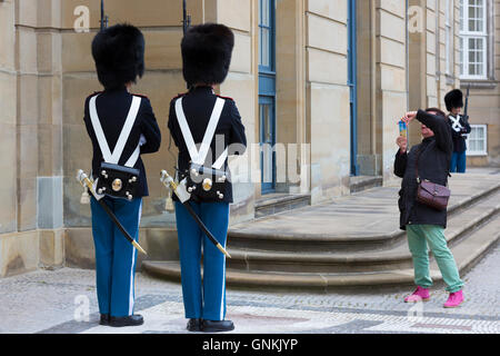 Touristen nehmen Foto des dänischen Armee Krieger: Soldaten in Uniform am königlichen Schloss Amalienborg in Kopenhagen, Dänemark Stockfoto