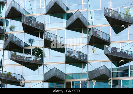 Glas-Balkon moderne Architektur high-Rise Wohnungen Neuentwicklung Orestads Boulevard im Stadtgebiet Orestad, Kopenhagen, Dänemark Stockfoto