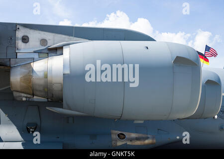 Turbinen-Kreiselbegläse Pratt & Whitney F117-PW-100 der großen militärischen Transportflugzeugen Boeing c-17 Globemaster III. US Air Force. Stockfoto