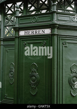 Äußere Detail dekorative Schmiedearbeiten Männer Urinal Berlin Deutschland Stockfoto