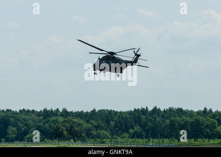 BERLIN, Deutschland - 3. Juni 2016: Hubschrauber NH90 der Bundeswehr. Demonstrative Leistung. Ausstellung ILA Berlin Airshow 2 Stockfoto