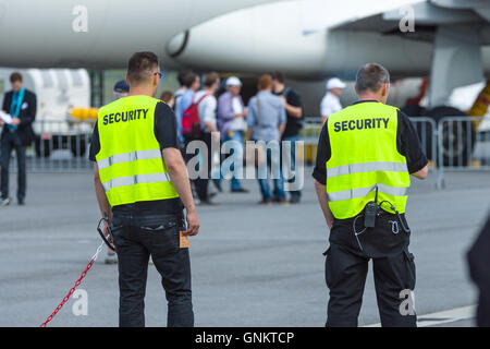 BERLIN, Deutschland - 3. Juni 2016: Sicherheitspersonal auf dem Flugplatz. Ausstellung ILA Berlin Airshow 2016 Stockfoto