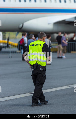 BERLIN, Deutschland - 3. Juni 2016: Sicherheitspersonal auf dem Flugplatz. Ausstellung ILA Berlin Airshow 2016 Stockfoto