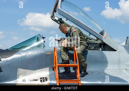 Der Pilot und der Besucher in der Nähe des Cockpits der multirole Kämpfer Mikojan-Gurewitsch MiG-29. Polnische Luftwaffe. Stockfoto