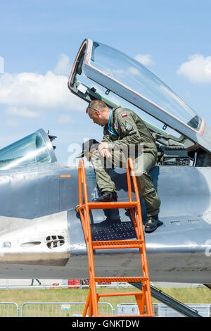 Der Pilot und der Besucher in der Nähe des Cockpits der multirole Kämpfer Mikojan-Gurewitsch MiG-29. Polnische Luftwaffe. Stockfoto