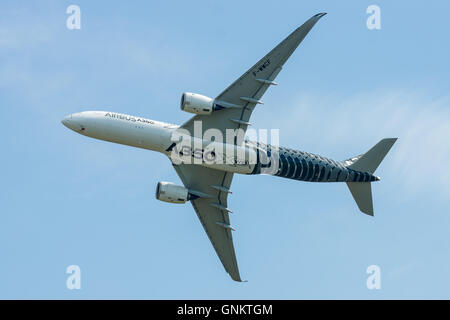 BERLIN, Deutschland - 3. Juni 2016: Demonstrationsflug Airbus A350 XWB. Ausstellung ILA Berlin Airshow 2016 Stockfoto