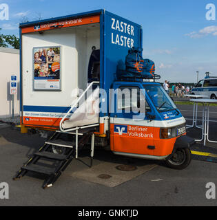 BERLIN, Deutschland - 3. Juni 2016: Mobile Geldautomaten der Bank "Berliner Volksbank" auf der Grundlage von Auto Piaggio Ape. Stockfoto