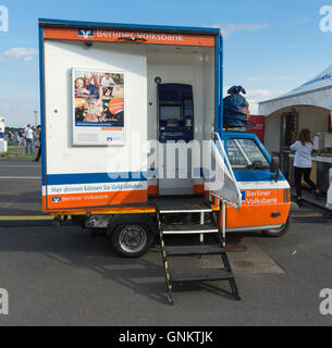 BERLIN, Deutschland - 3. Juni 2016: Mobile Geldautomaten der Bank "Berliner Volksbank" auf der Grundlage von Auto Piaggio Ape. Stockfoto