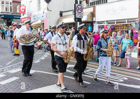 Broadstairs Folk Week-Festival. Parade. Seemann wurden Mitglieder der Jazz-Band spielt Saxophon beim marschieren. Stockfoto