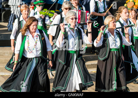 Broadstairs Folk Woche Festival. Offcumduns Damen Morris Gruppe in ihrem grünen und schwarzen Kostümen, kleine Stäbchen wie Sie tanzen im Freien. Stockfoto