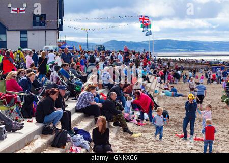 Massen von Zuschauern strömen zu den Seebad Rhyl in Nordwales Die immer beliebten Rhy Air Show, Denbighshire, Wales zu sehen Stockfoto