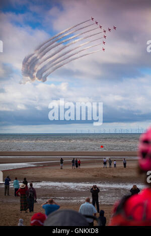 Rhyl Air Show 2016 liegt an der Küste von Nordwales und jedes Jahr statt. Zuschauern die Royal Air Force Red Arrows fliegen Vergangenheit Stockfoto