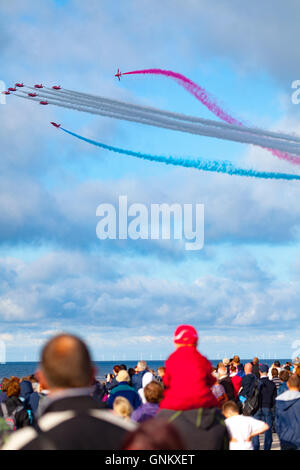 Rhyl Air Show 2016 liegt an der Küste von Nordwales und jedes Jahr statt. Zuschauer beobachten die Red Arrows fliegen Vergangenheit Stockfoto