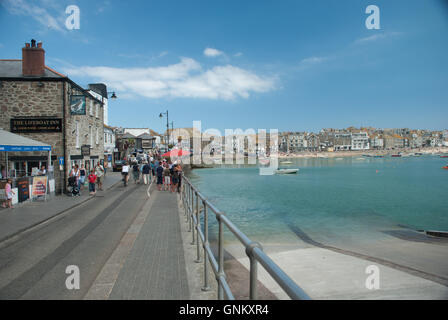 Nähern Sie sich der Hafen von St. Ives, Cornwall. Stockfoto