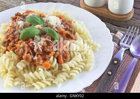 Fusilli Nudeln mit Bolognese-Sauce auf Küchentisch Stockfoto