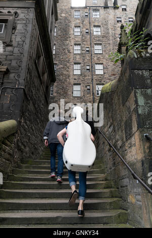 Musiker mit Cello, schmale Gasse beim Edinburgh Festival 2016 in Schottland, Vereinigtes Königreich Stockfoto