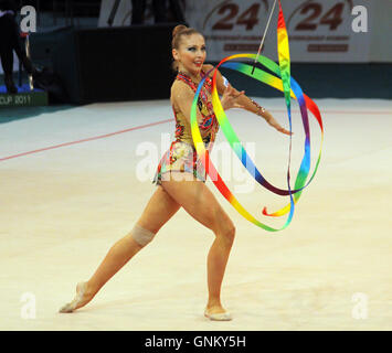 Daria Kondakova (Russland) führt auf Deriugina Cup (WM rhythmische Gymnastik) am 8. Mai 2011 in Kiew, Ukraine Stockfoto