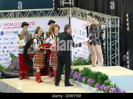 Alina Maksymenko und Anna Rizatdinova bekommen die Silbermedaillen Deriugina rhythmische Gymnastik-WM am 18. März 2012 in Kiew Stockfoto