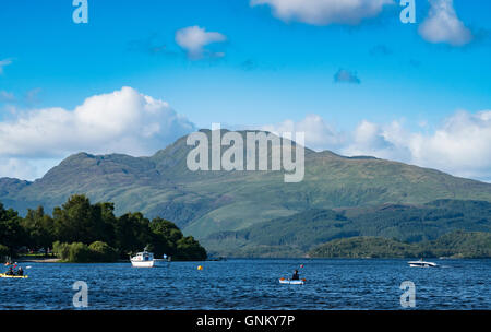 Blick auf Ben Lomond neben Loch Lomond von Luss in Argyll and Bute, Scotland, United Kingdom Stockfoto