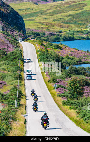 Entfernte Autobahn A894 Teil des North Coast 500 Touristenroute in Highland Region, in der Nähe von Scourie Norden Schottland im Sommer, United King Stockfoto