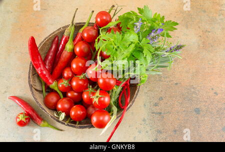 Paprika und frischen Cherry-Tomate auf hölzernen Hintergrund Stockfoto