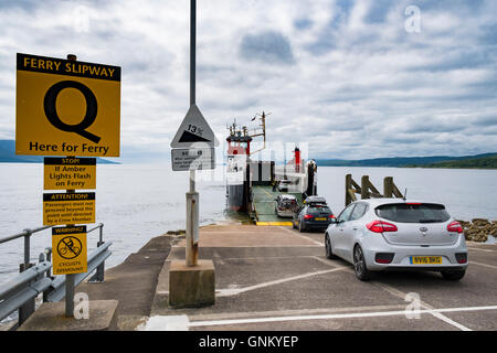 Passagiere und Autos, die Einschiffung auf Caledonian Macbrayne ferry bei Claonaig auf der Halbinsel Kintyre von Lochranza auf Arran Schottland Stockfoto